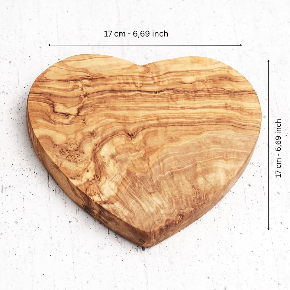 Planche en bois d'olivier en forme de cœur