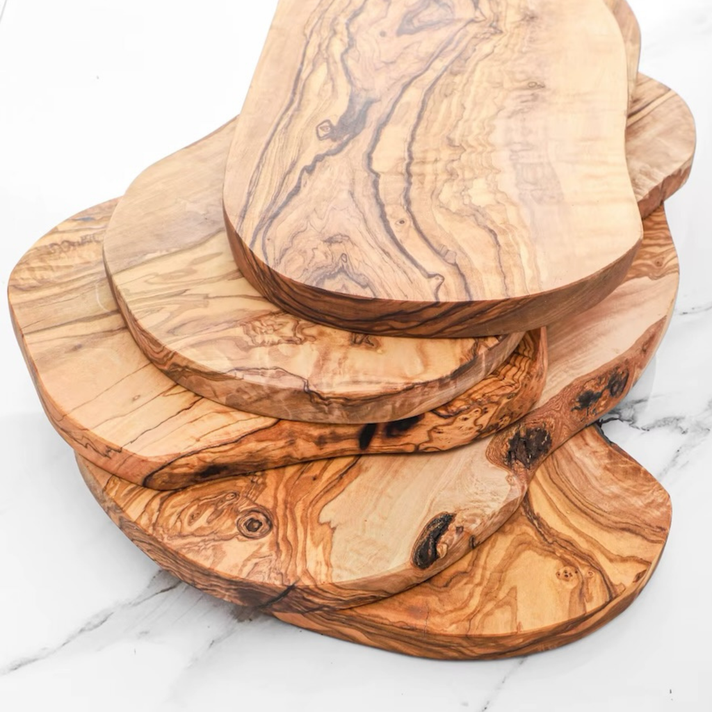 Planche à amuse-gueules en bois d'olivier façonnée à la main