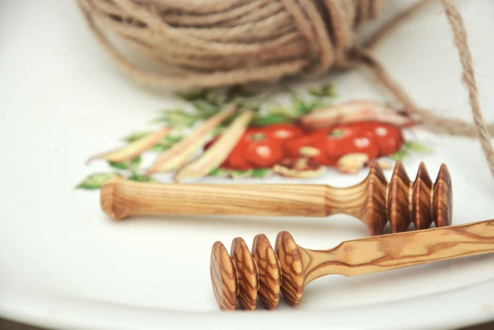 Cuillère à miel artisanale en bois d'olivier