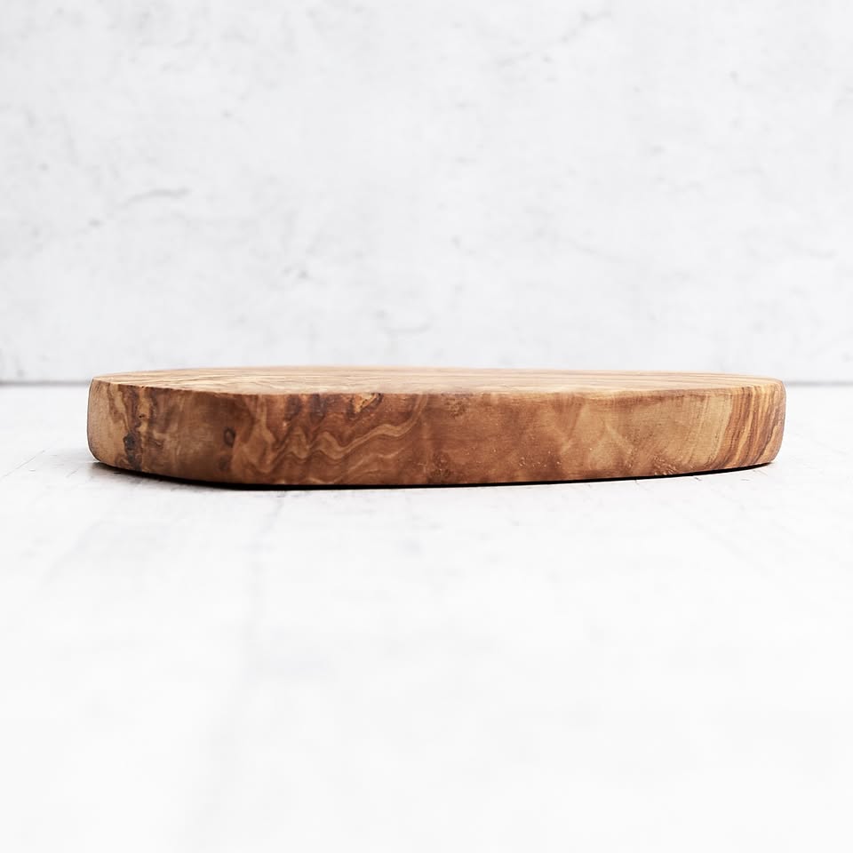 Planche en bois d'olivier en forme de cœur